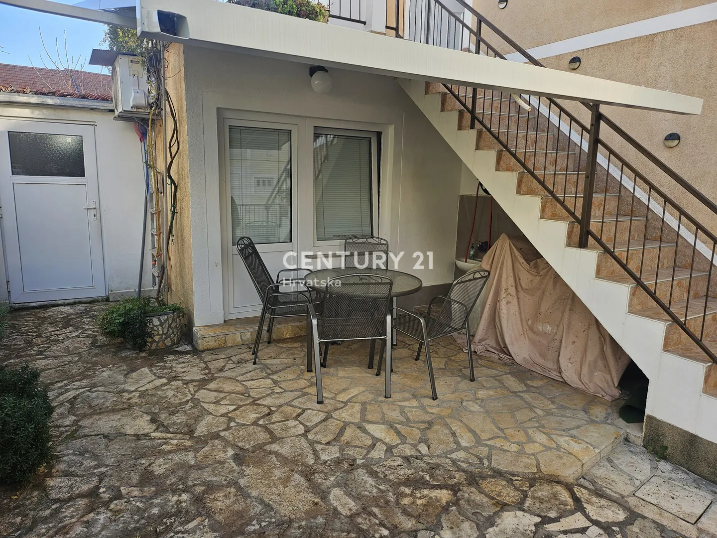 prodaja kuća u centru vodica (5 apartmana) – 278 m² - slika 14