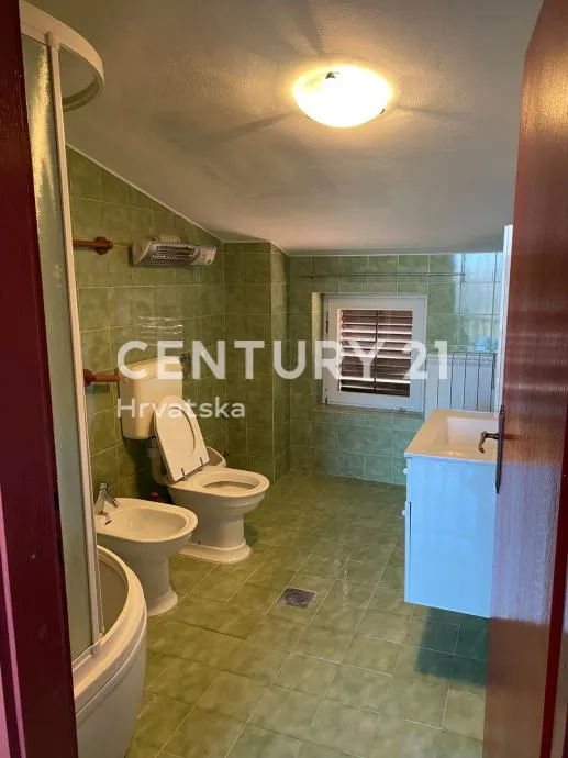 sveti lovreč, perini, poreč – istra | dvojna katnica 290 m² + terasa, balkon, bazen | potpuno namještena | renovirana 2024. - slika 20