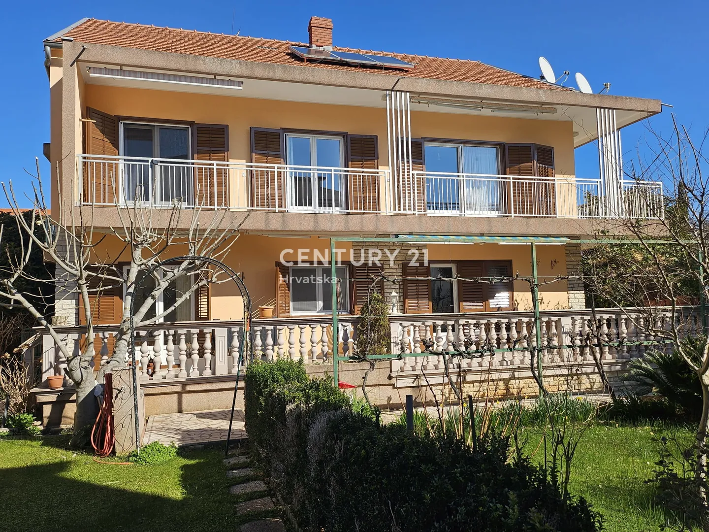 Samostojeća kuća s tri stana u Vodicama – samo 300 m od mora - Vodice