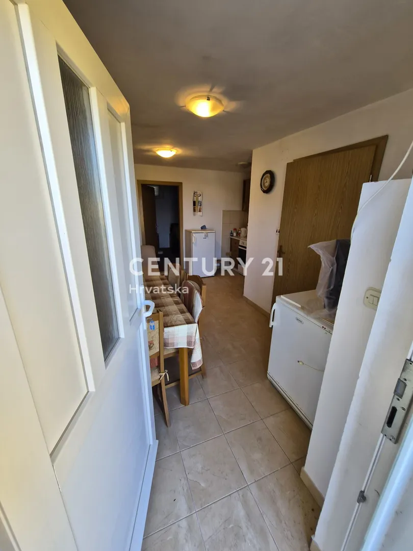 kuća s dva apartmana, velikom okućnicom i krovnom terasom s pogledom na more | 160 m od mora žirje - slika 26