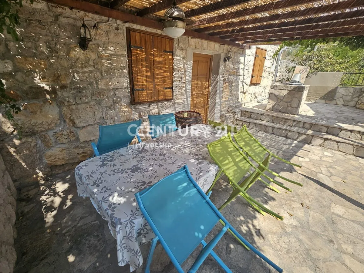 renovirana kamena dalmatinska kuća u mirnom dijelu vinišća cca 650 m od mora - slika 5