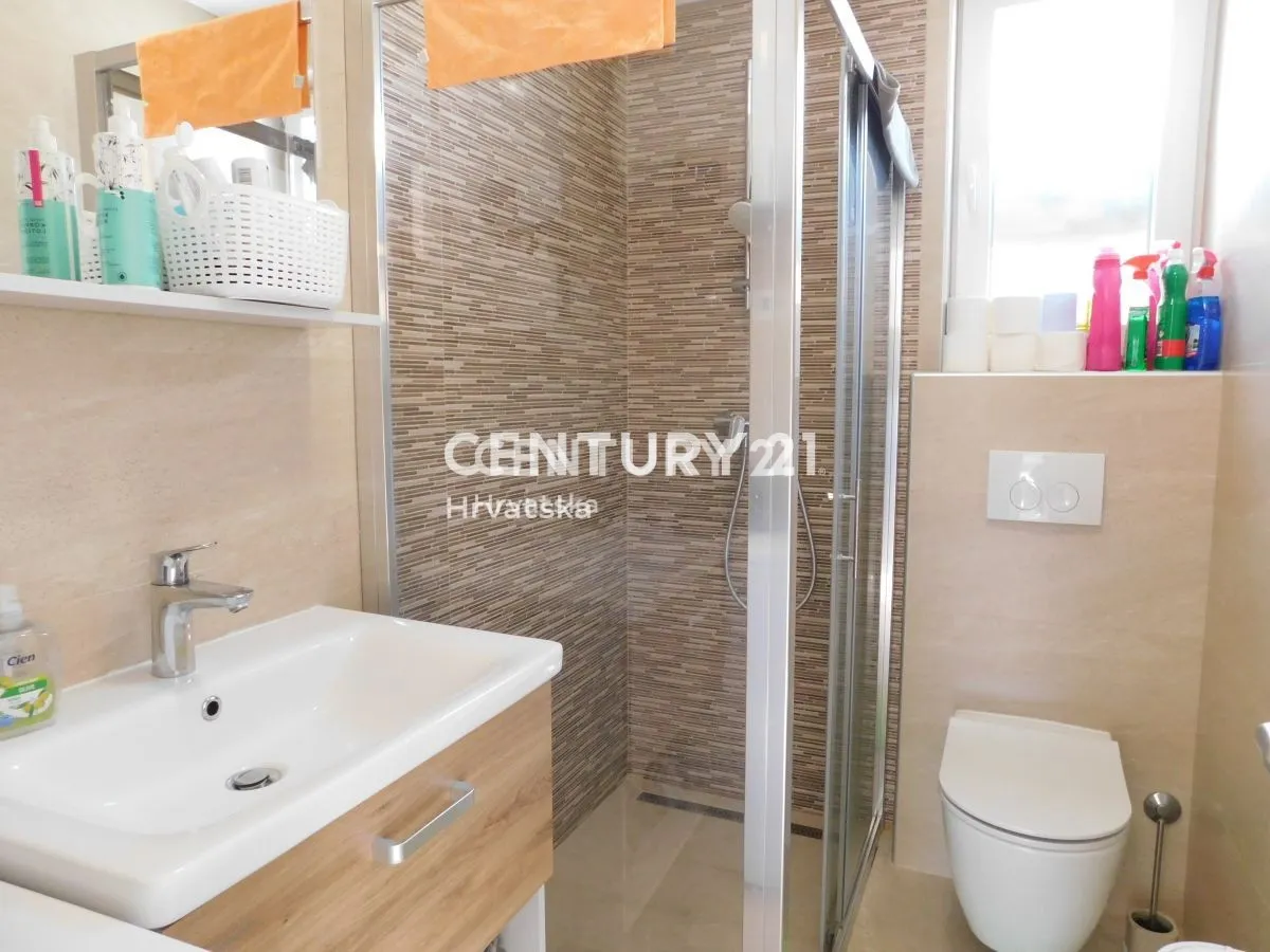 dva odvojena stana 80m2 i 75m2 vodice-350.000 eura - slika 15