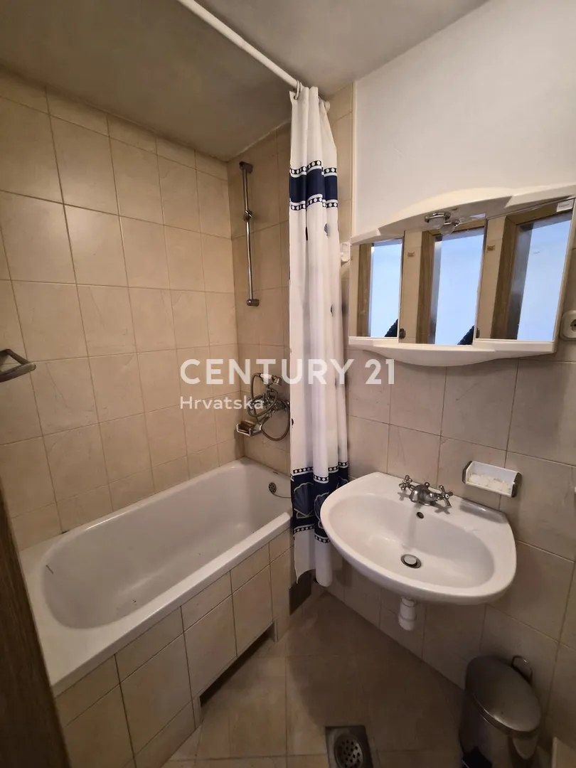 kuća s dva apartmana, velikom okućnicom i krovnom terasom s pogledom na more | 160 m od mora žirje - slika 35