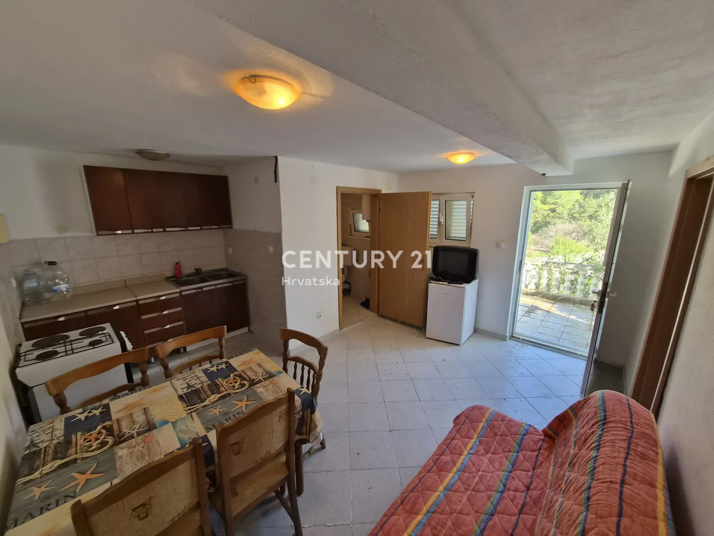 kuća s dva apartmana, velikom okućnicom i krovnom terasom s pogledom na more | 160 m od mora žirje - slika 13