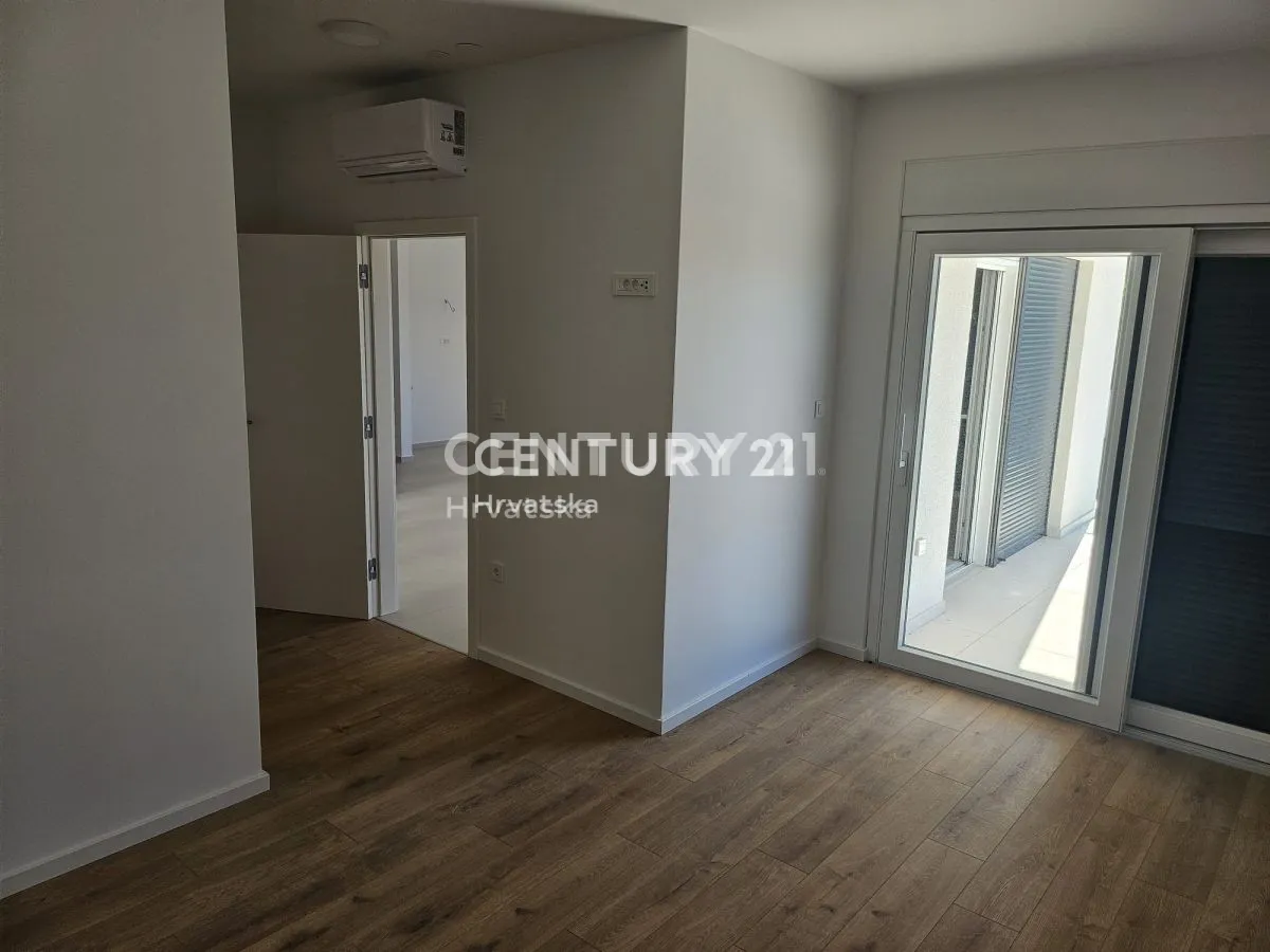 predivan trosoban stan drugi red do mora s krovnom terasom (96,06 m/2) - slika 11