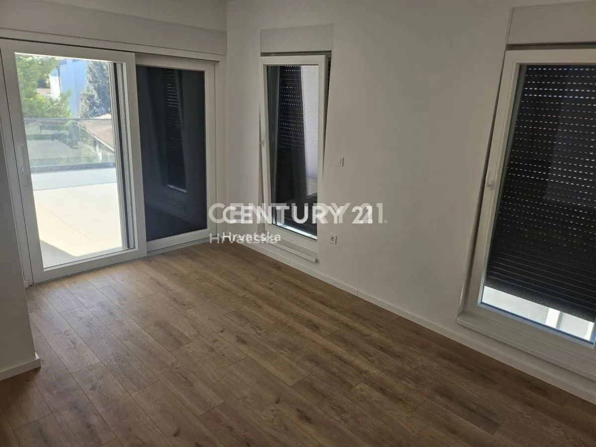 predivan trosoban stan drugi red do mora s krovnom terasom (96,06 m/2) - slika 12