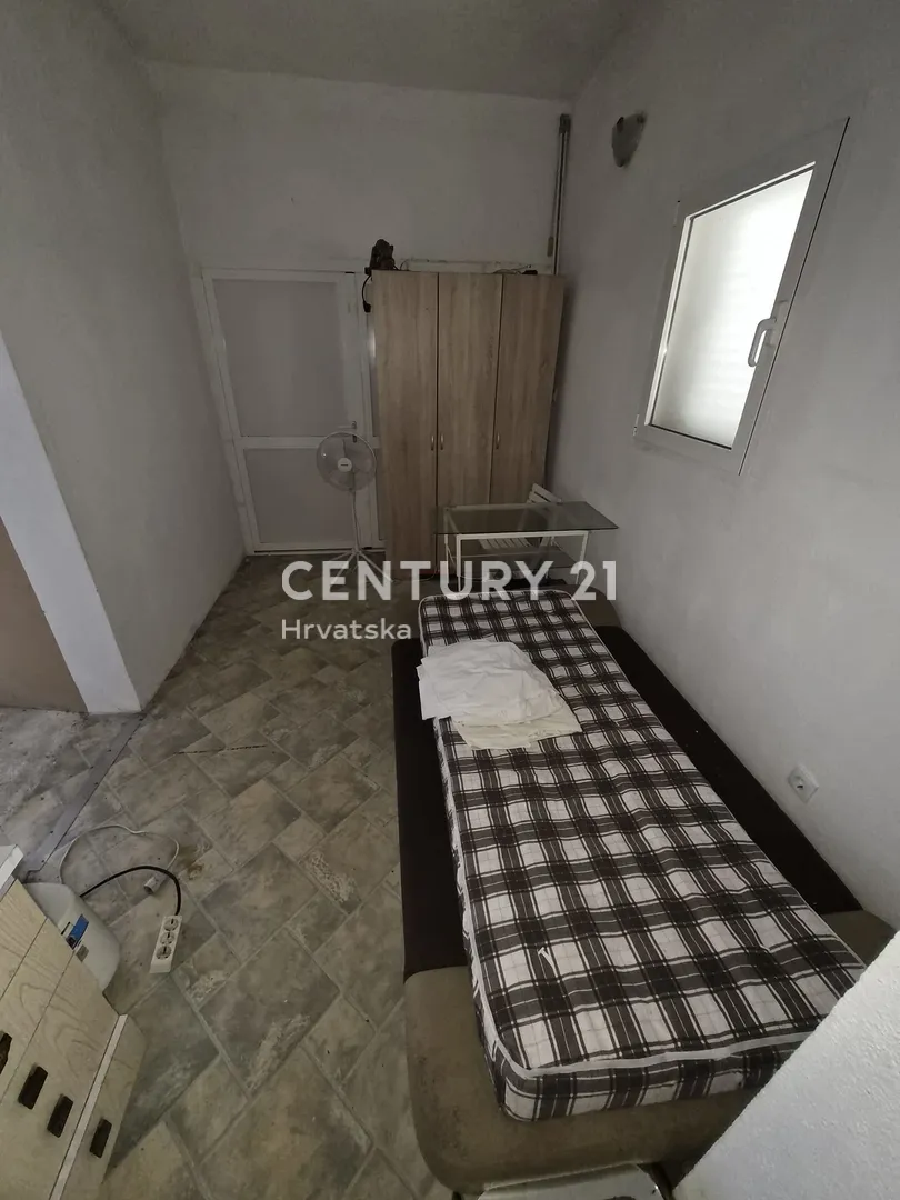 kuća s dva apartmana, velikom okućnicom i krovnom terasom s pogledom na more | 160 m od mora žirje - slika 37