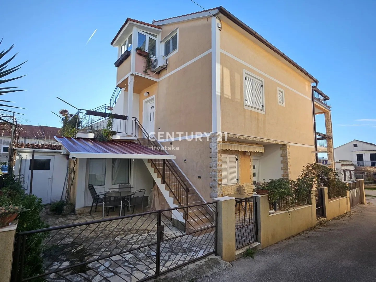 PRODAJA KUĆA U CENTRU VODICA (5 APARTMANA) – 278 m² - Vodice