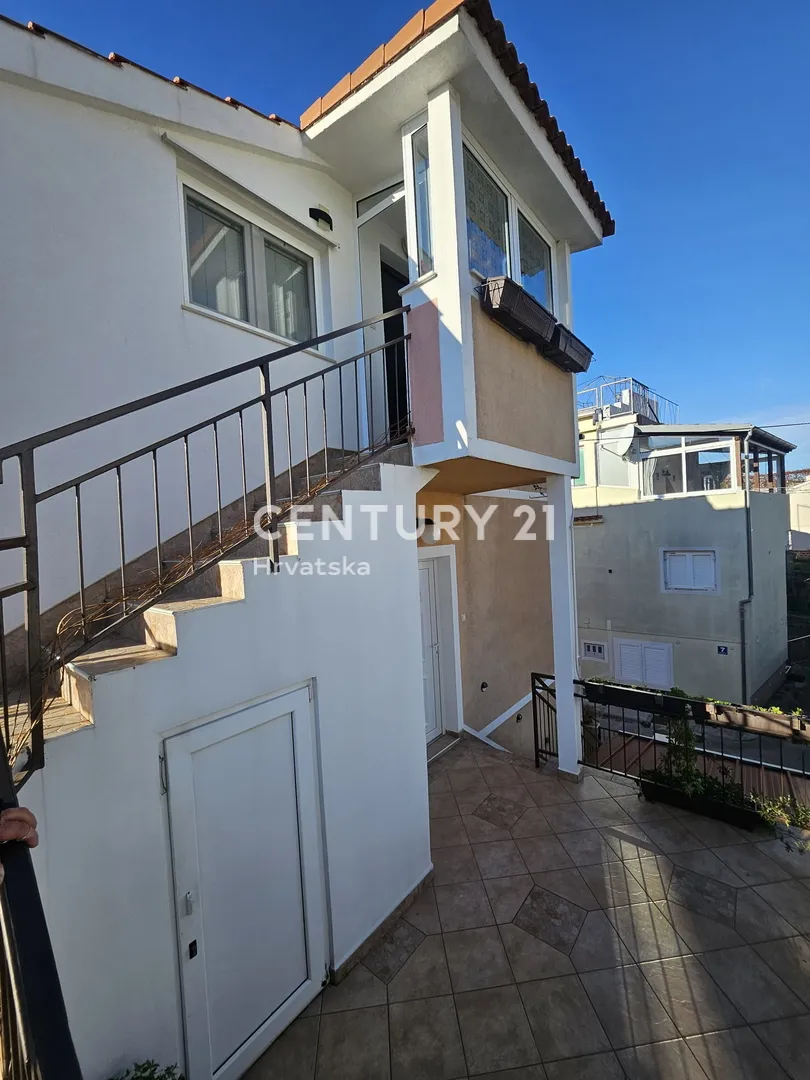 prodaja kuća u centru vodica (5 apartmana) – 278 m² - slika 42
