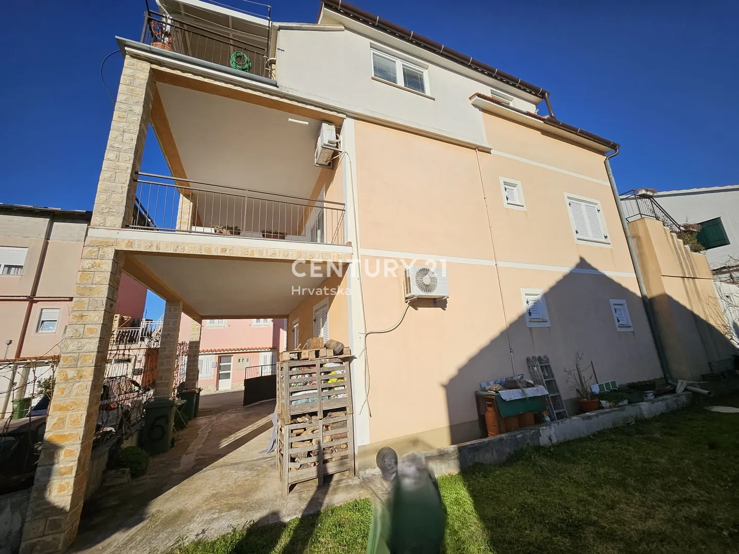 prodaja kuća u centru vodica (5 apartmana) – 278 m² - slika 8