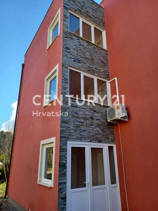Palit (otok Rab) – Vila Palit | Dvosobni apartman 52 m² + lođa 9 m² | Prizemlje | 2011. god. | Energetski razred A - Palit, Rab