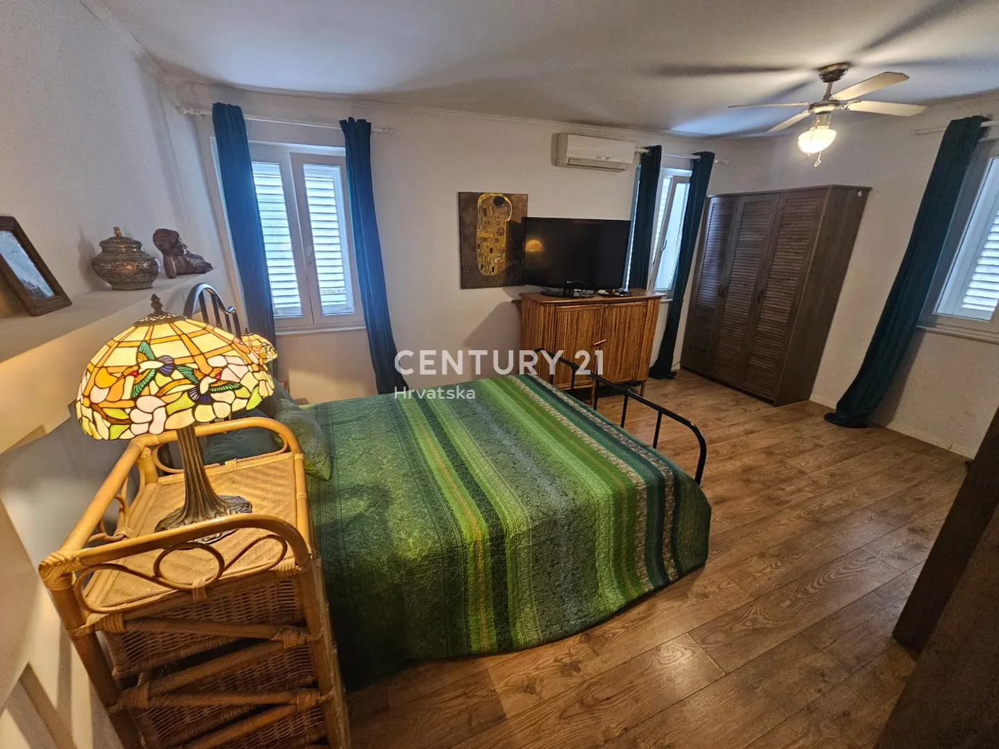 renovirana kamena kuća u nizu u centru kaštel lukšića 480.000 eur - slika 19