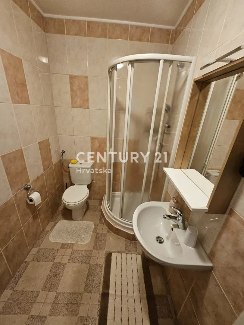 prodaja kuća u centru vodica (5 apartmana) – 278 m² - slika 20