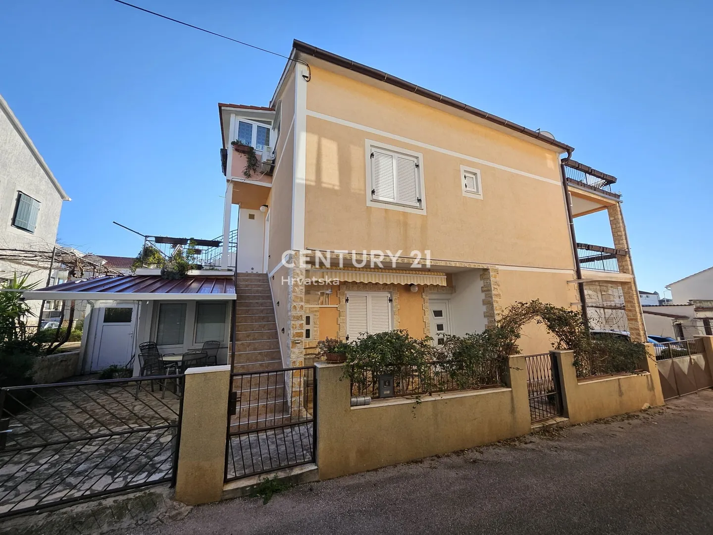 prodaja kuća u centru vodica (5 apartmana) – 278 m² - slika 6