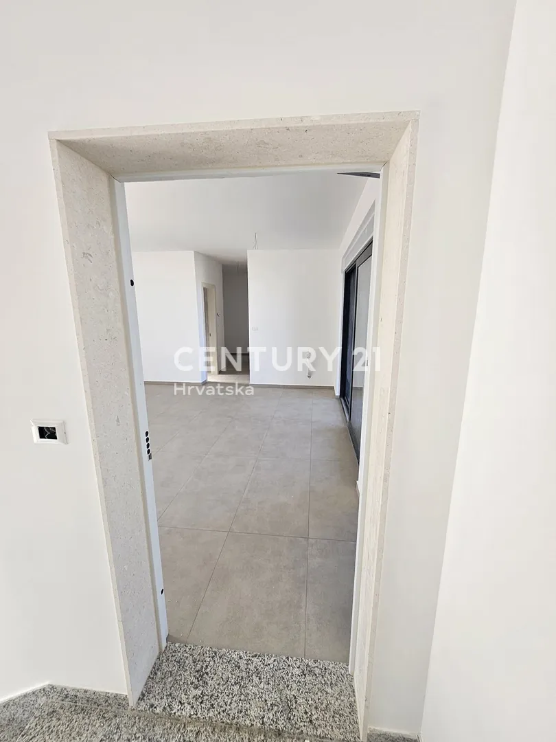 apartman na prvom katu s pogledom na more- dolac, primošten - slika 12
