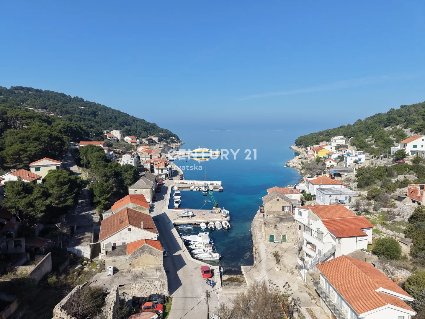 kuća s dva apartmana, velikom okućnicom i krovnom terasom s pogledom na more | 160 m od mora žirje - slika 4