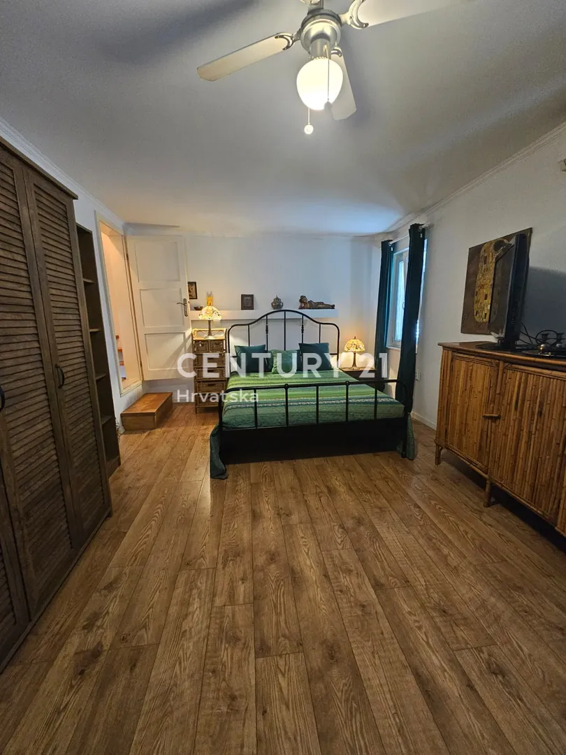 renovirana kamena kuća u nizu u centru kaštel lukšića 480.000 eur - slika 17