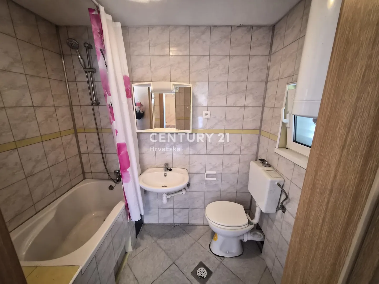 kuća s dva apartmana, velikom okućnicom i krovnom terasom s pogledom na more | 160 m od mora žirje - slika 21