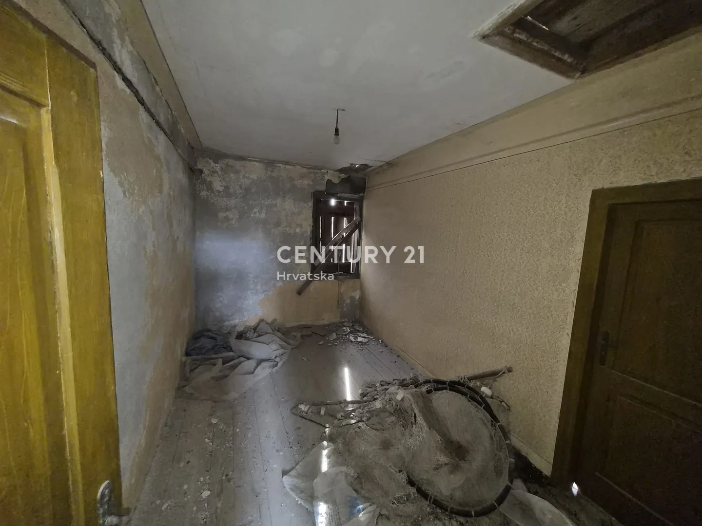 brodarica – kuća za renovaciju s okućnicom 379 m², 180 m od mora - slika 15
