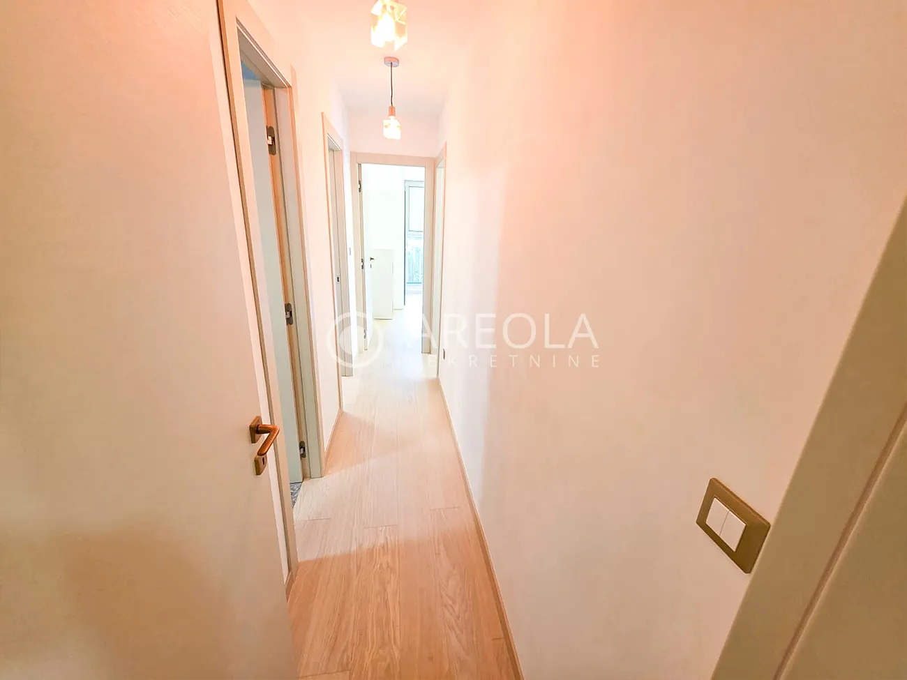 split, pujanke – trosoban stan s 3 lođe, renoviran i novo namješten! - slika 10