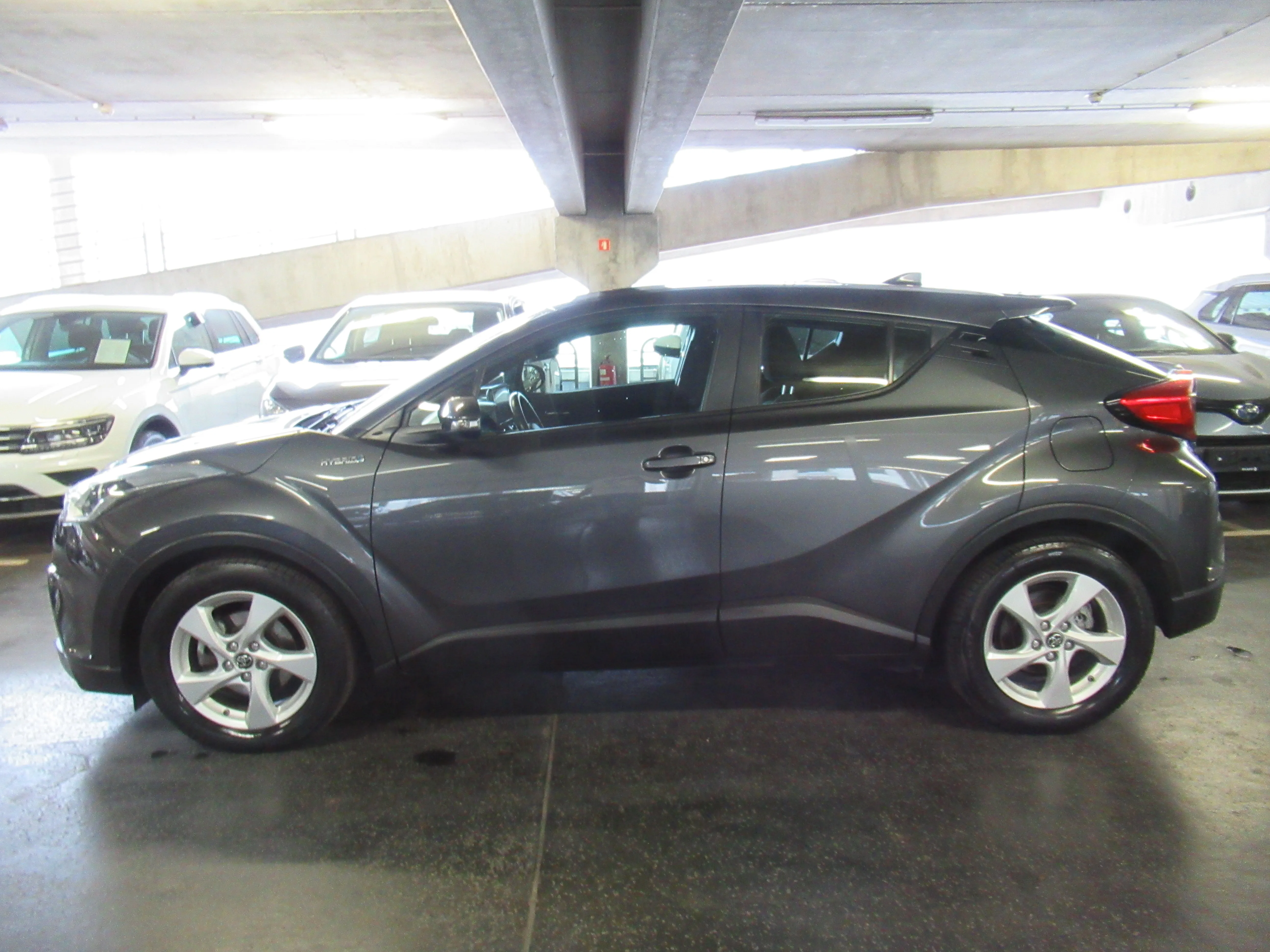toyota c-hr c-enter 1.8 vvt-i hibrid cvt - slika 5