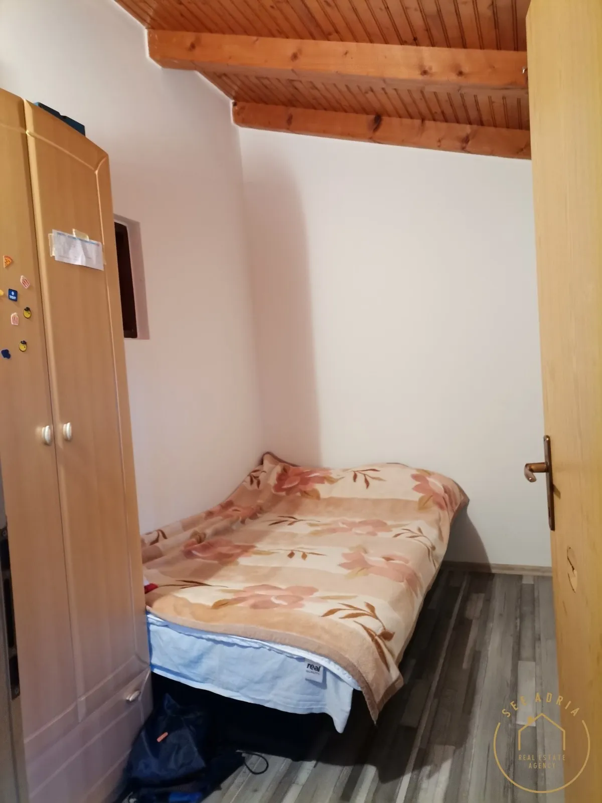 dvosoban stan u okolici novigrada - slika 17