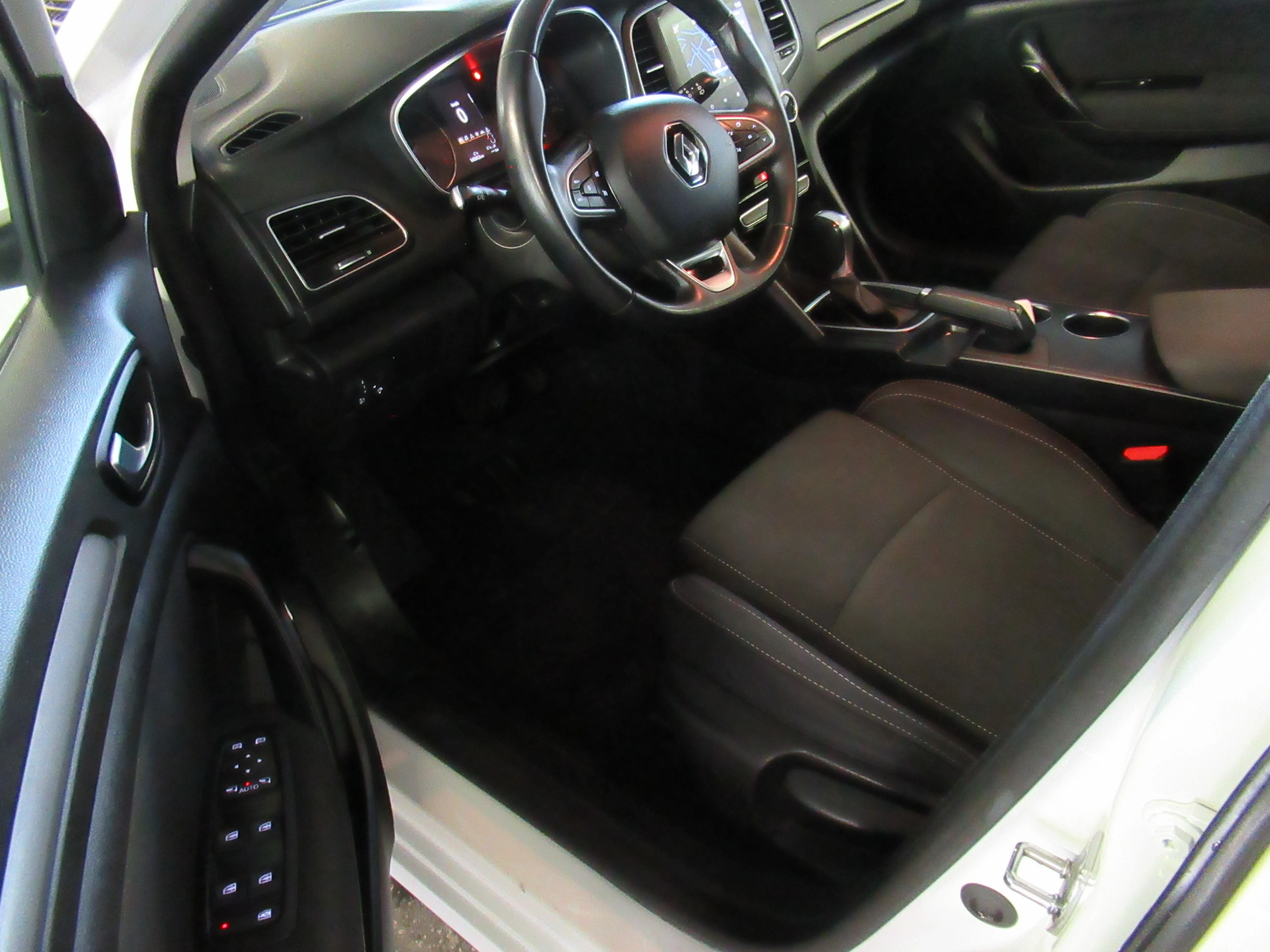 renault megane grandtour zen tce 140 edc. full led. navi. - slika 10