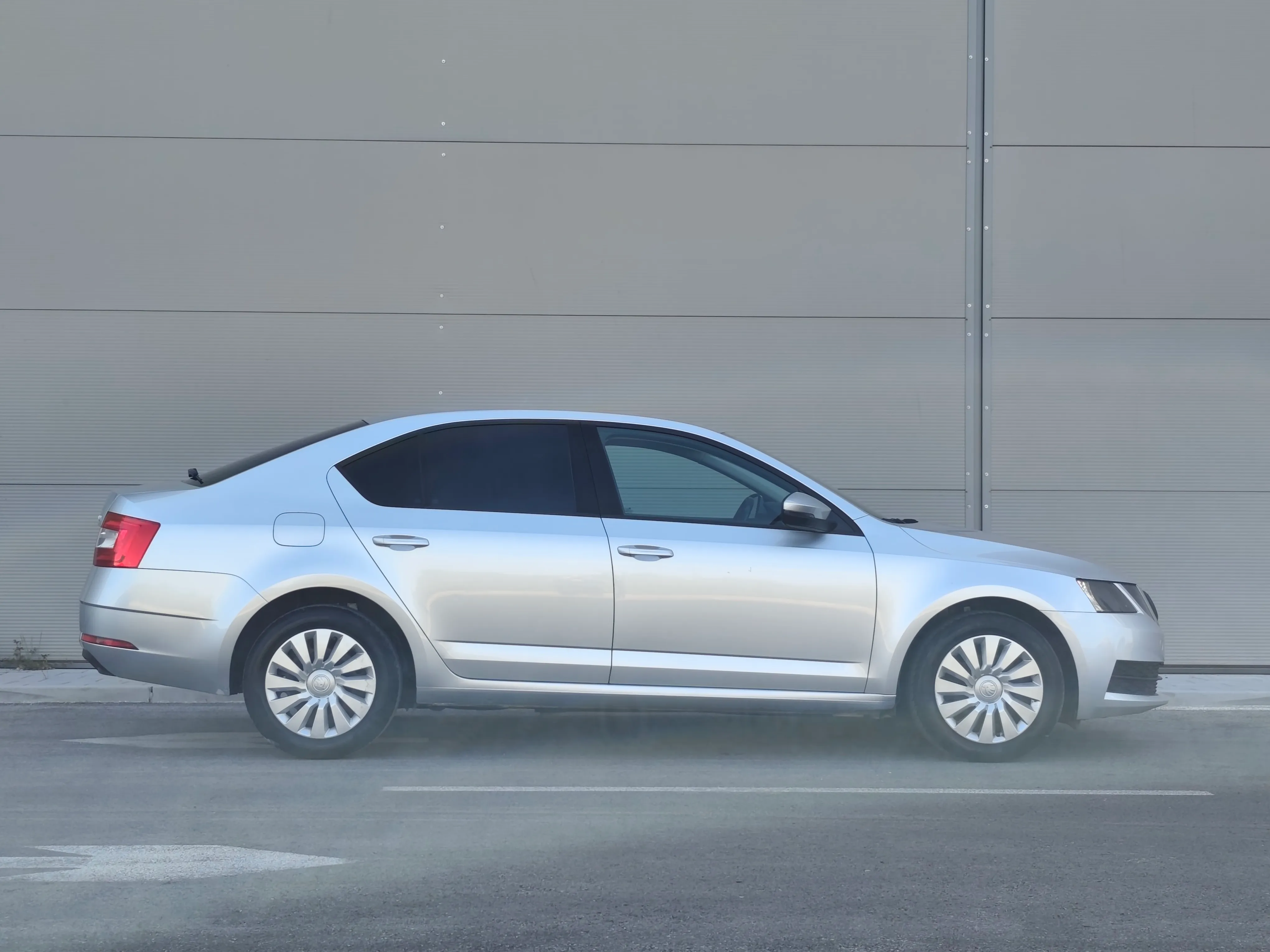 škoda octavia 1,6 tdi simply |hr auto |veliki servsi |odlično stanje - slika 12