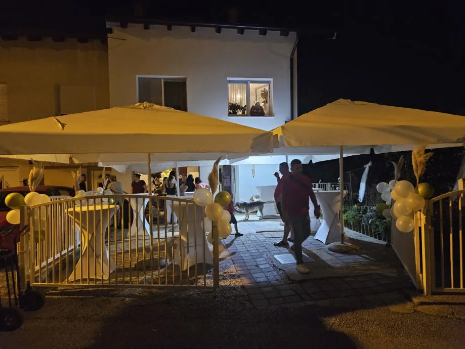 najam rashladnih vitrina, catering oprema,suncobrani,šatori - slika 2