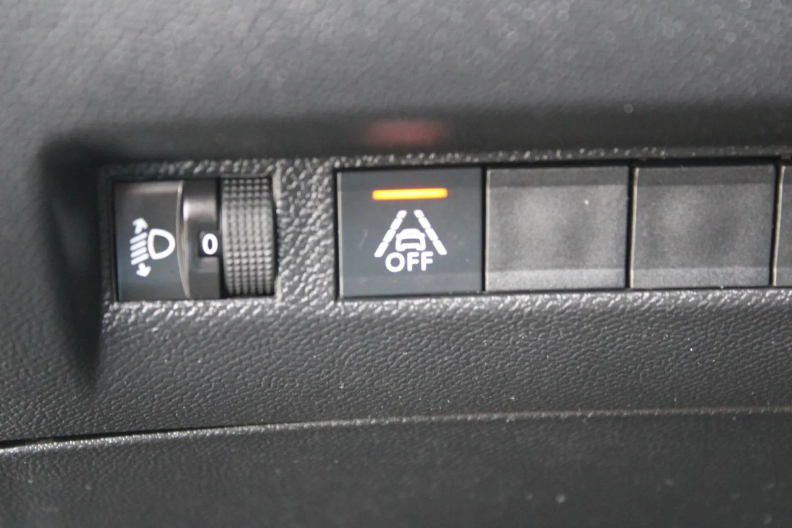peugeot 2008 1.2 puretech automatik allure *led, navigacija* - slika 14