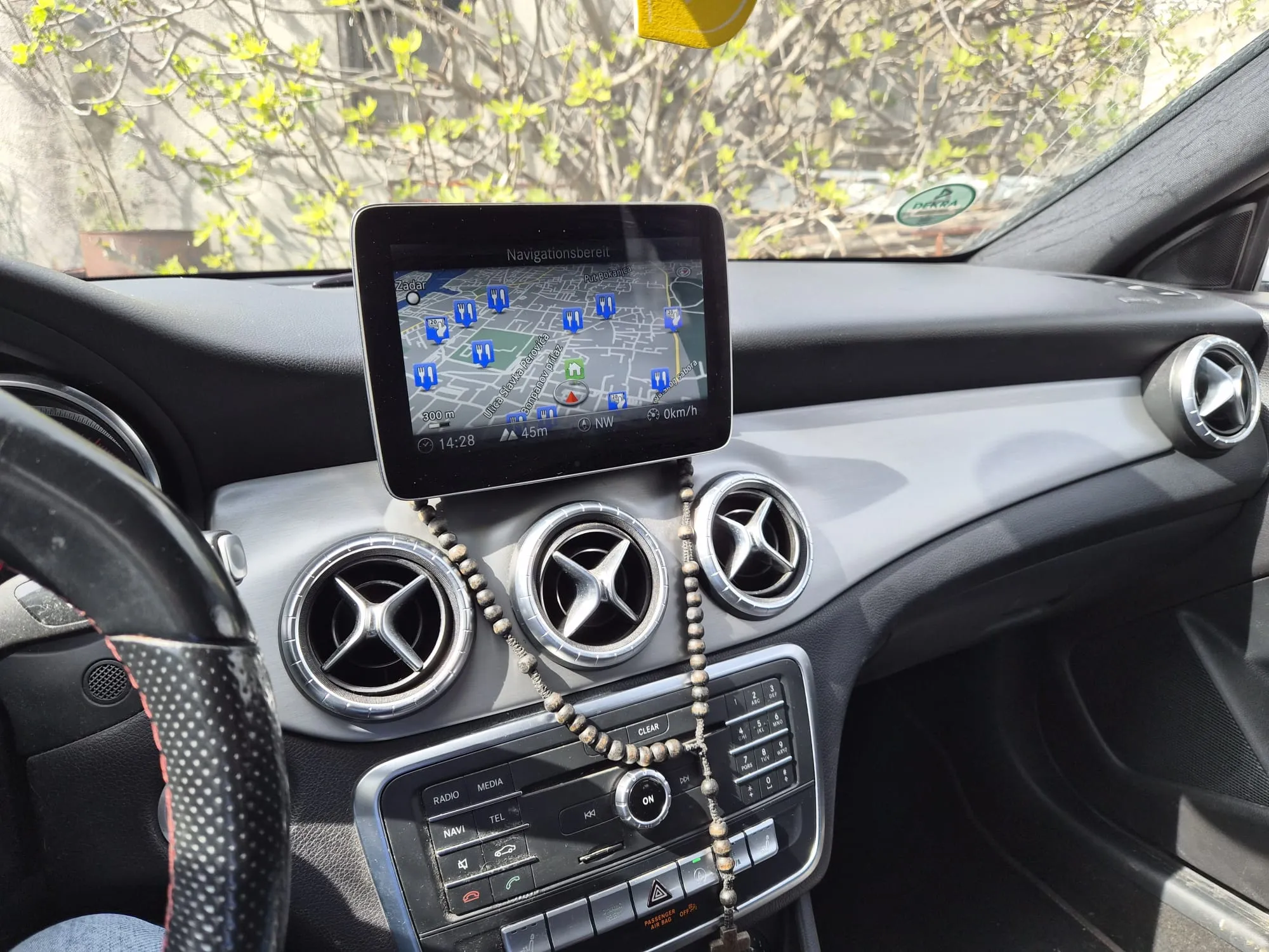 mercedes cla 200d shooting break amg line - slika 8