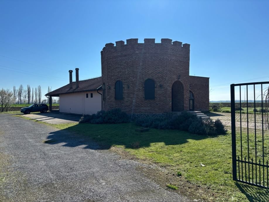 poslovna zgrada: kneževi vinogradi, destilerija i kušaona, 2500 m2 - slika 2