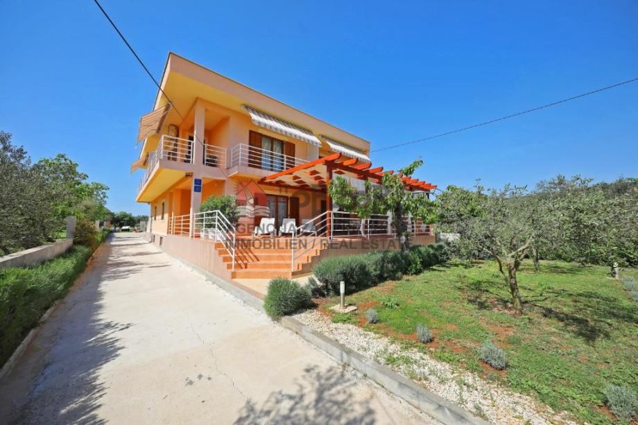 SUKOŠAN-Apartmanska kuća sa 7 apartmana