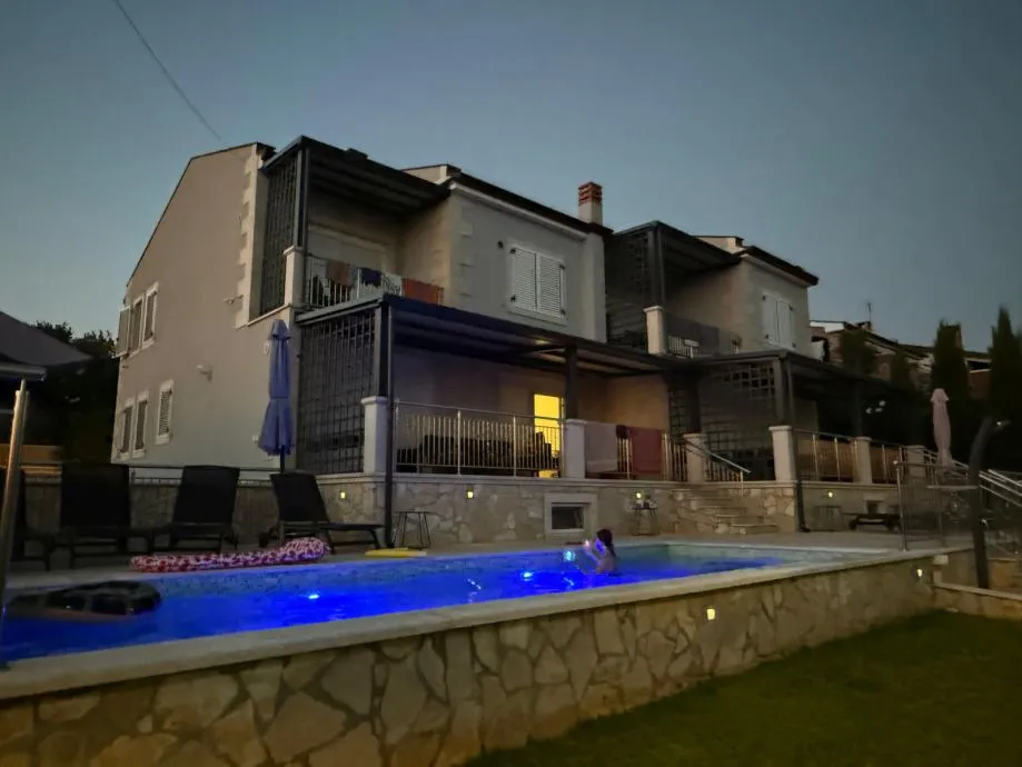 poreč-vila sa tri apartmana i panoramskim pogledom na more (prodaja) - slika 21