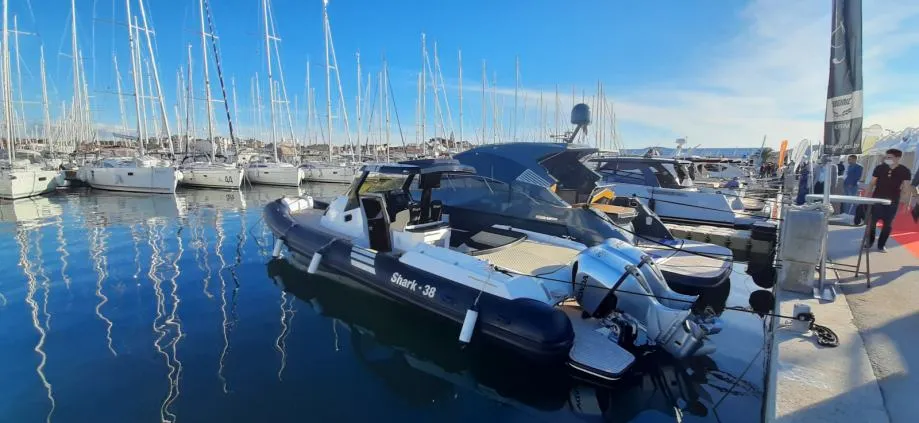 shark 38 - novo model 2026 gumenjak sa kabinom, motori 2 x 250 - slika 19