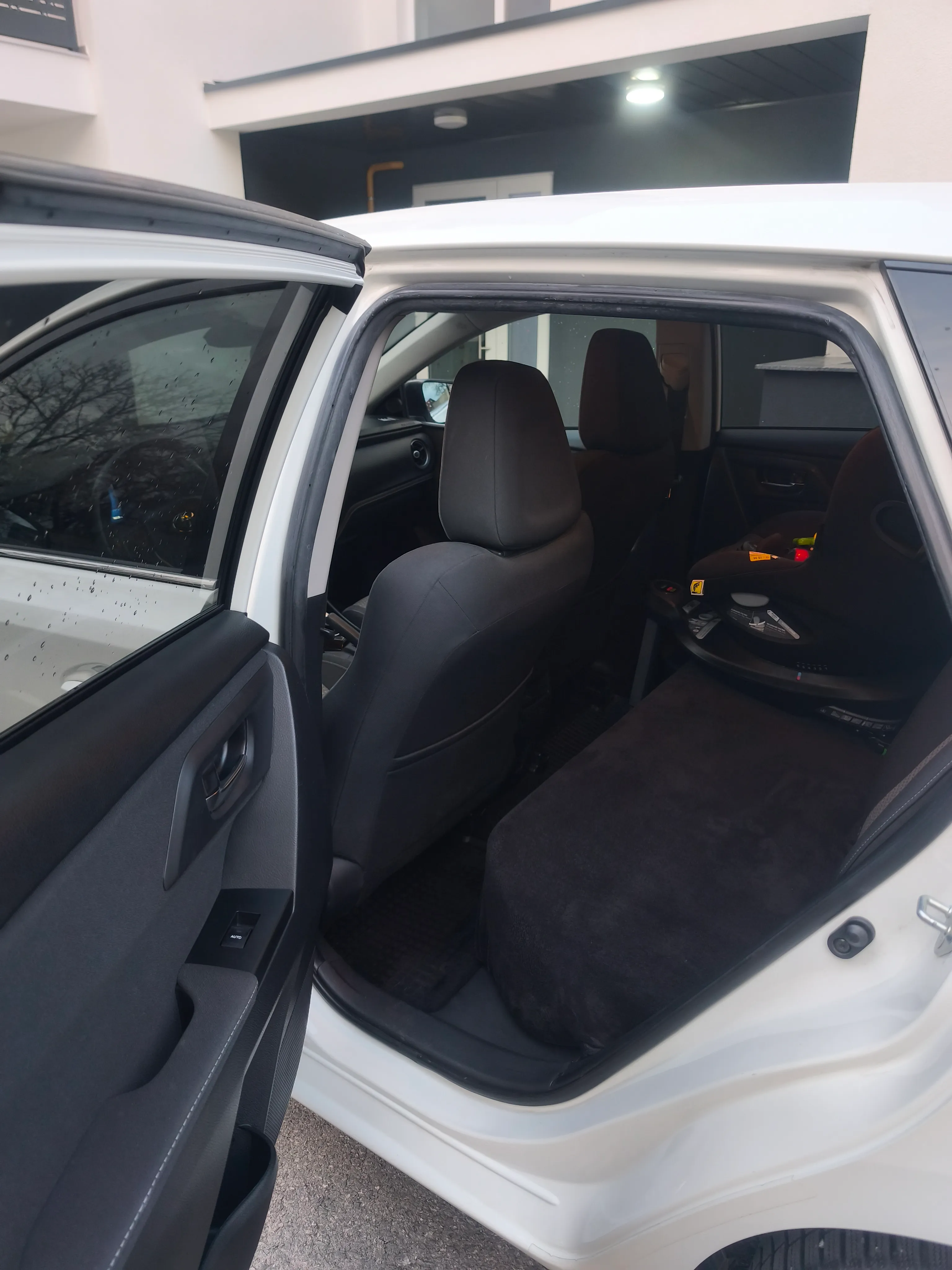 toyota auris 1,2 turbo black edition - slika 10