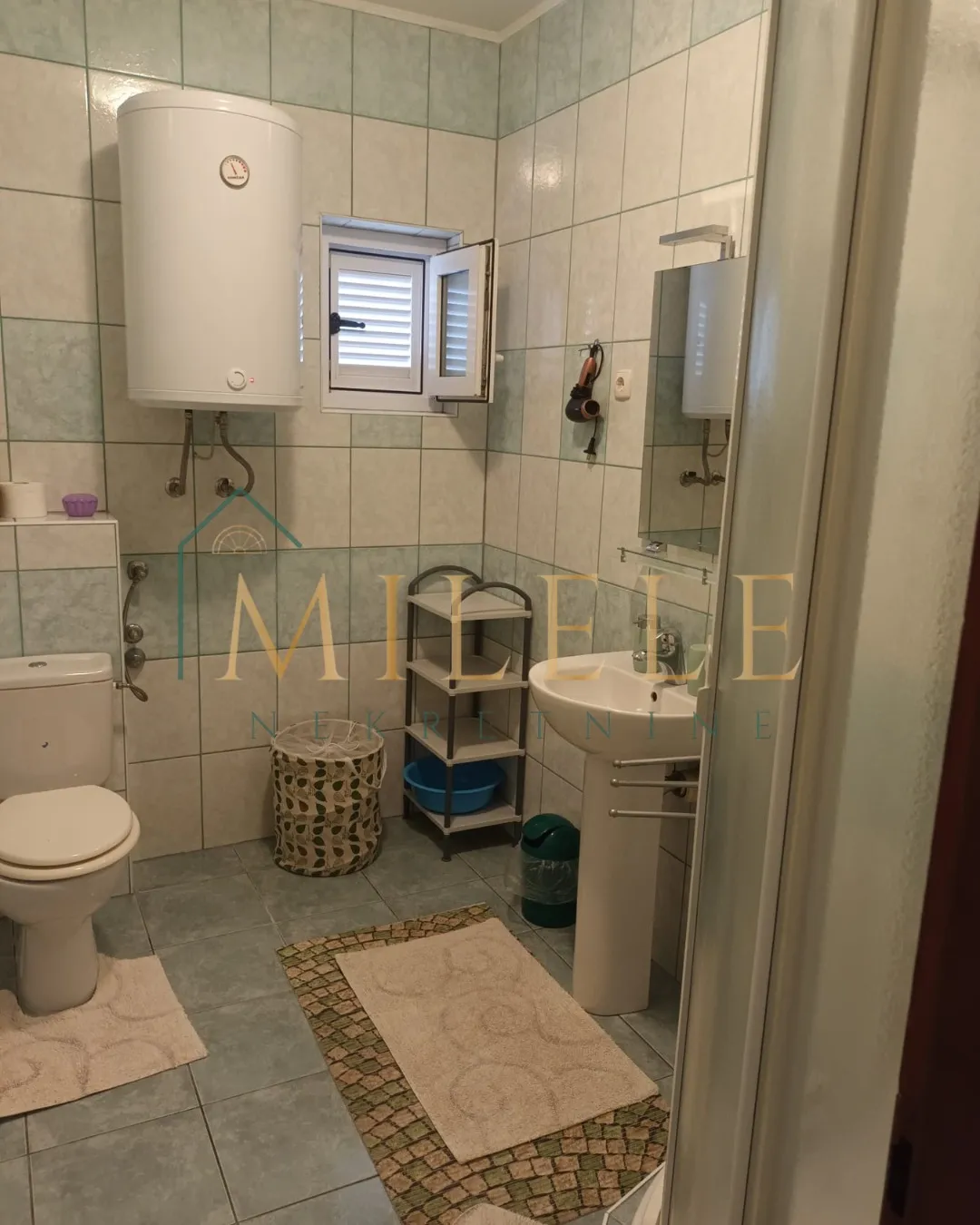 vodice kuća sa 5 apartmana - slika 9