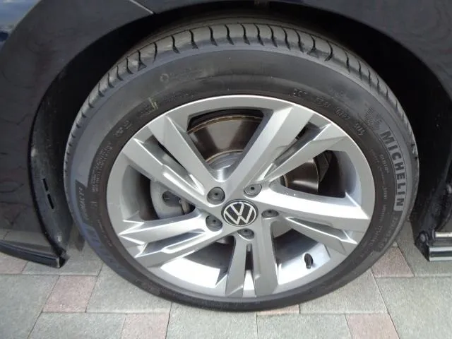 vw golf 8 variant 2,0 tdi dsg r-line/hr/nav/virt/led/pdc/laas/acc/ambl - slika 30