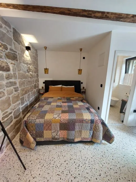 kamena kuća s dvorom i dva apartmana: kaštel štafilić, 120.00 m2 - slika 5