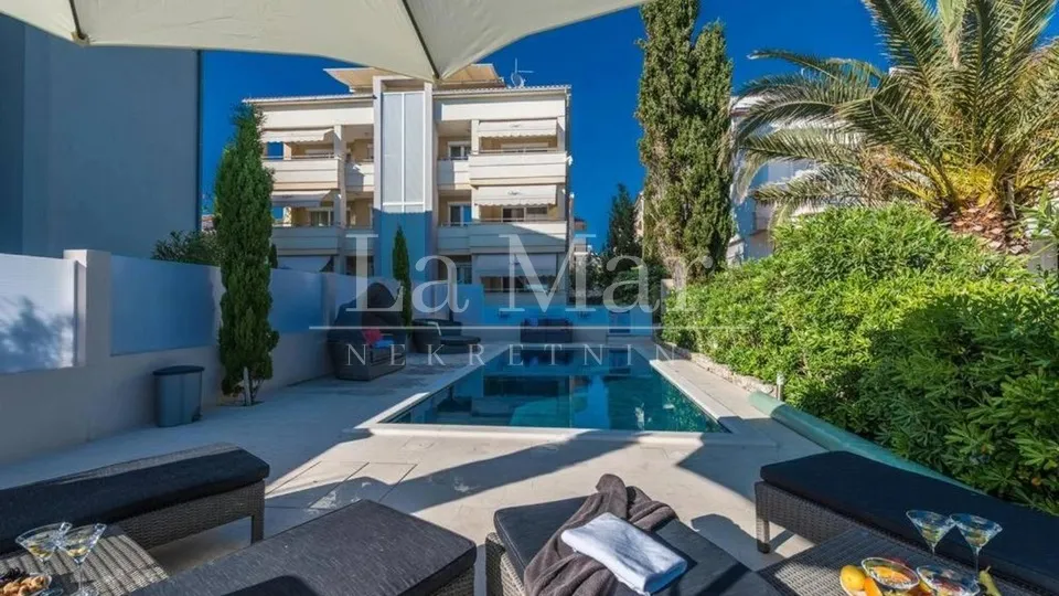 NOVALJA- PRVI RED DO MORA- Apartman u vili - 81.04 m2