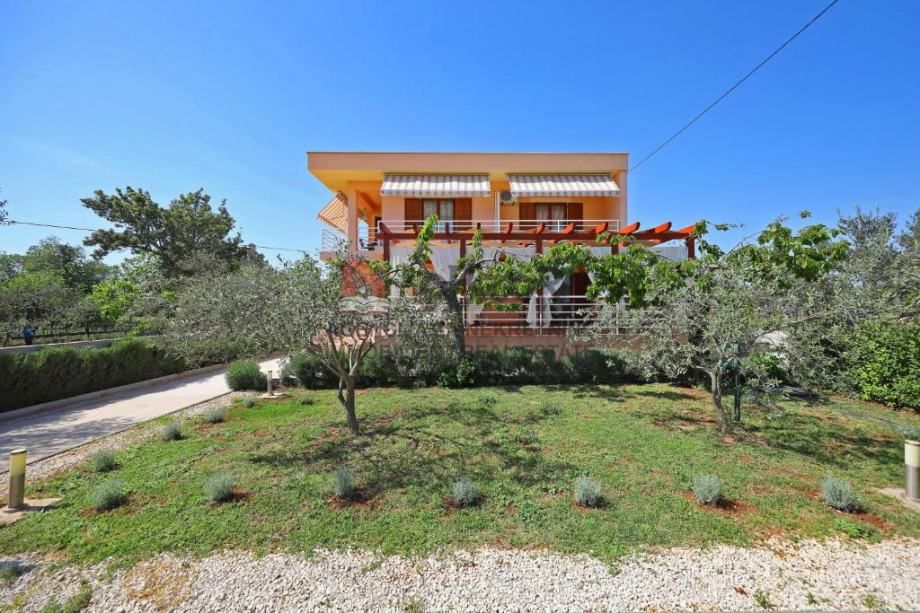 sukošan-apartmanska kuća sa 7 apartmana - slika 2