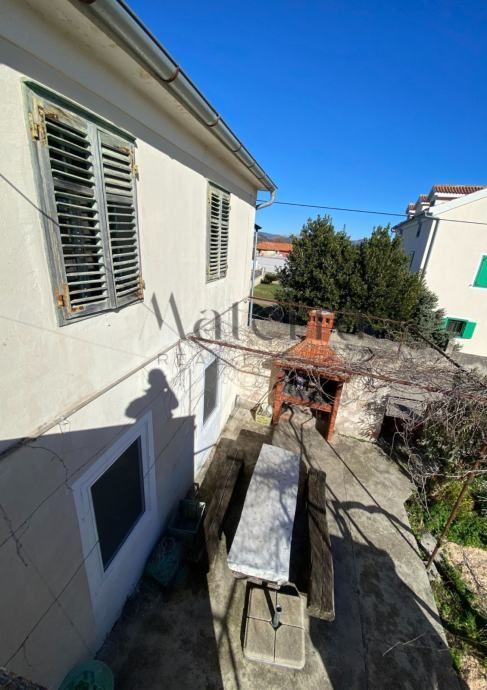 murter, samostojeća kuća sa 2 stana,parcela 558m2, frekventna lokacija - slika 14