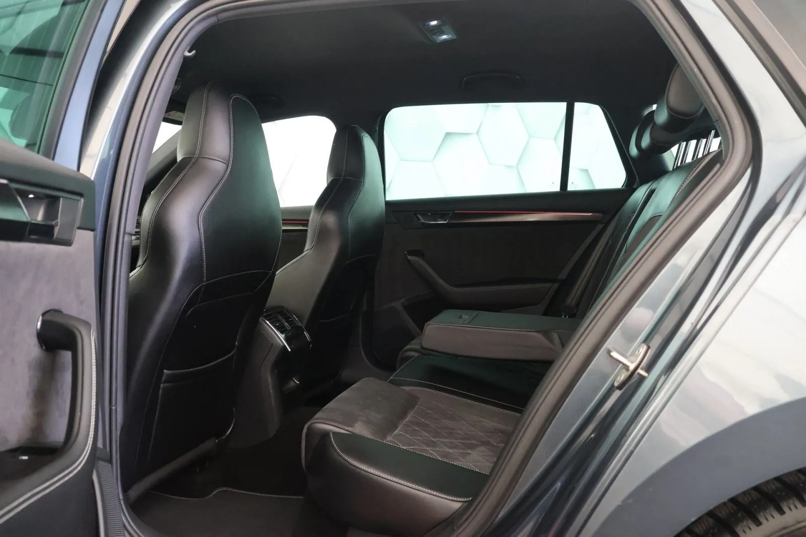 škoda superb combi 2.0tdi sportline matrix virtual radar temp - slika 7