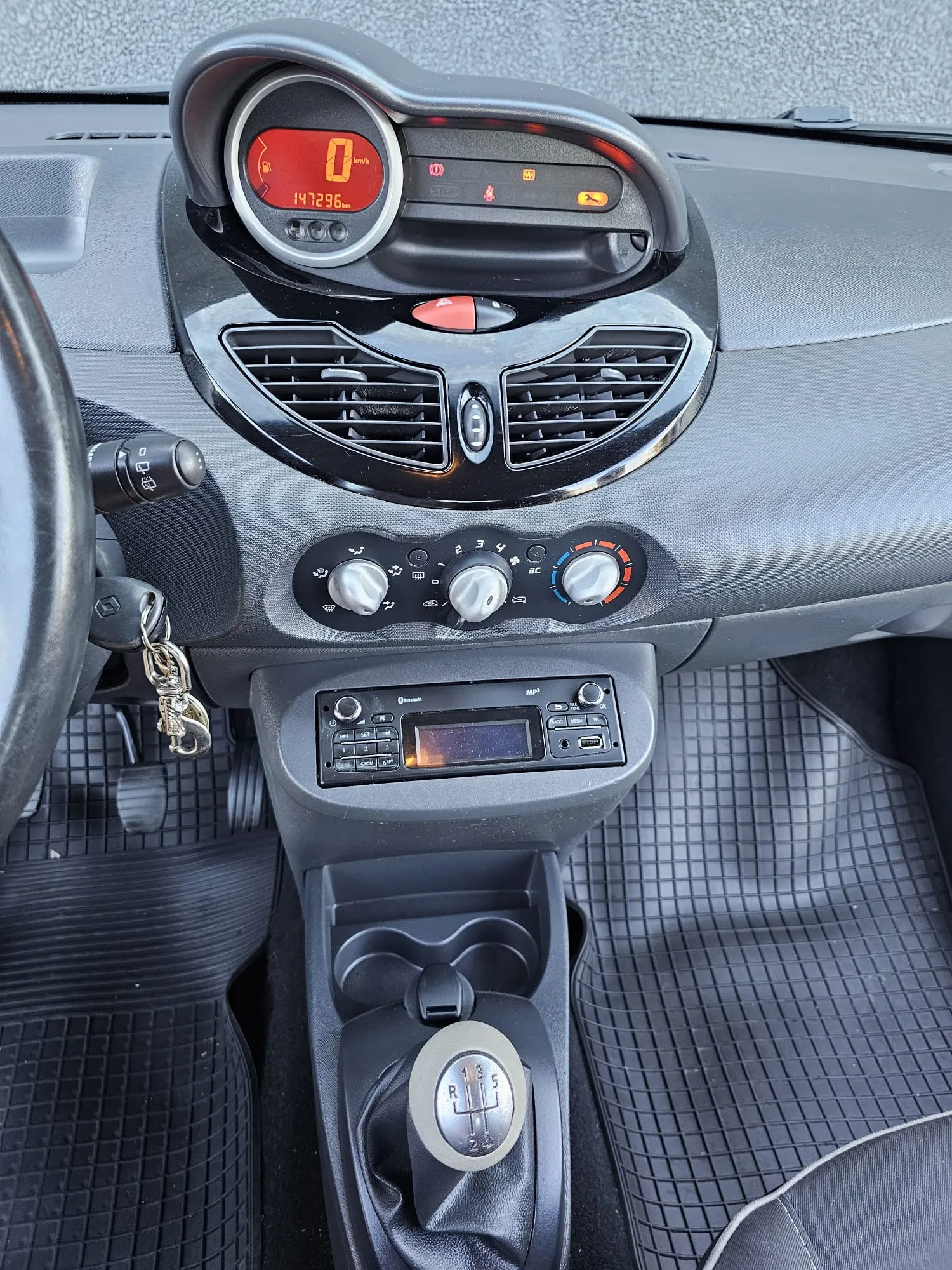 renault twingo 1,2 16v lev 2013. g 147000 - slika 10