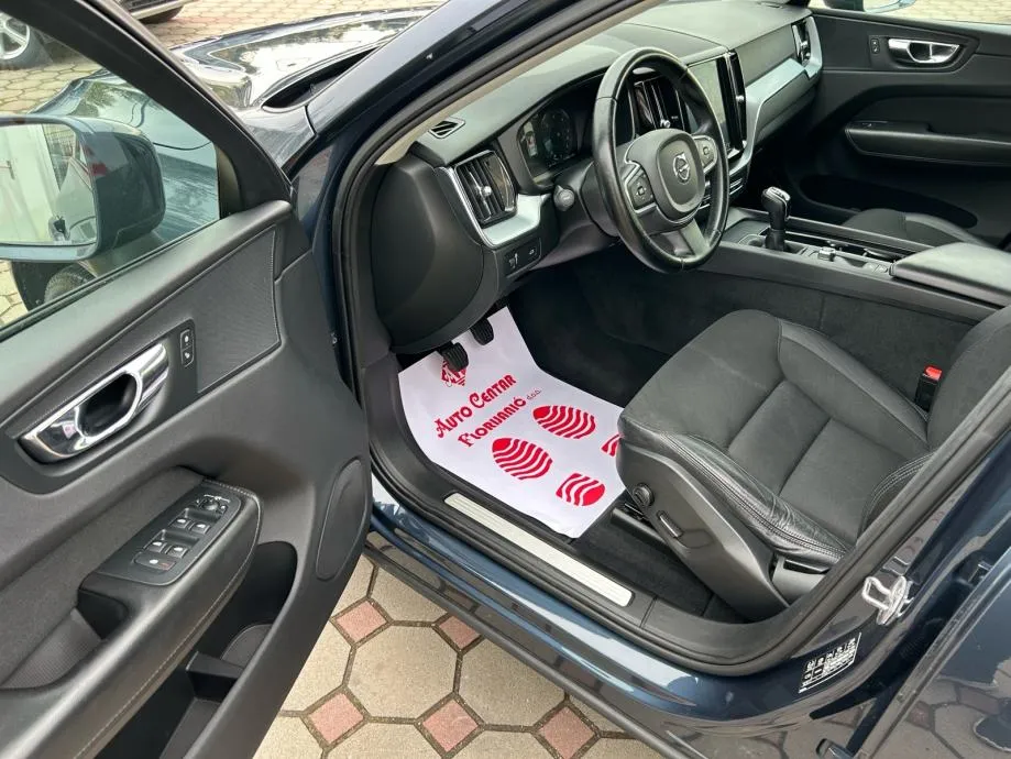 volvo xc60 2.0 d3 2018.,servisna, navi, kamera, park senz, alu 18.... - slika 11