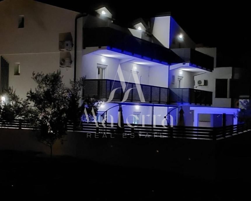 investicija, zgrada sa 11 apartmana i bazenom, osiguran parking (prodaja) - slika 2