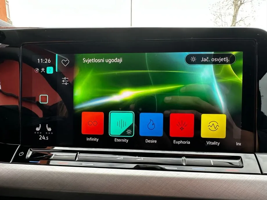 vw golf 8 2,0 tdi automatik •110 kw•ambi light•navi•automatik• - slika 17