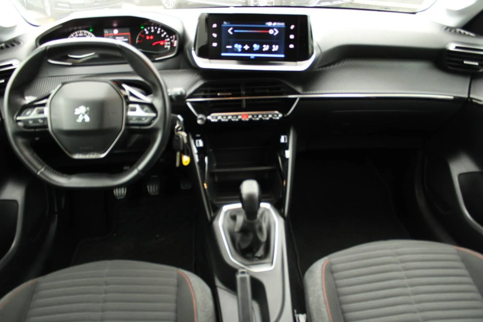 peugeot 208 1.2 puretech *led, navigacija* - slika 9