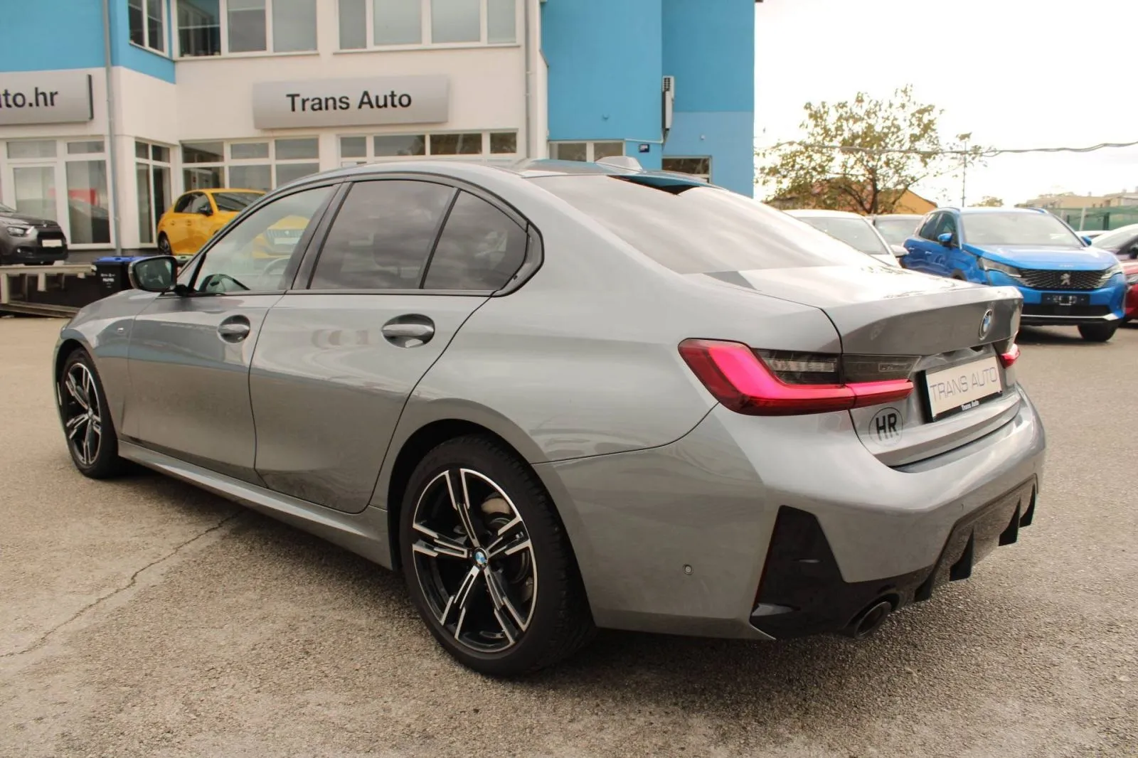 bmw serija 3 320d xdrive automatik m-paket *led, head-up, kamera, navi - slika 7