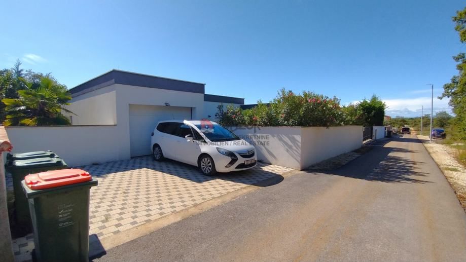 murvica-samostojeća kuća prizemnica s dva bazena - slika 9
